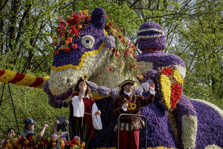 Der Blumenkorso fährt am Keukenhof vorbei