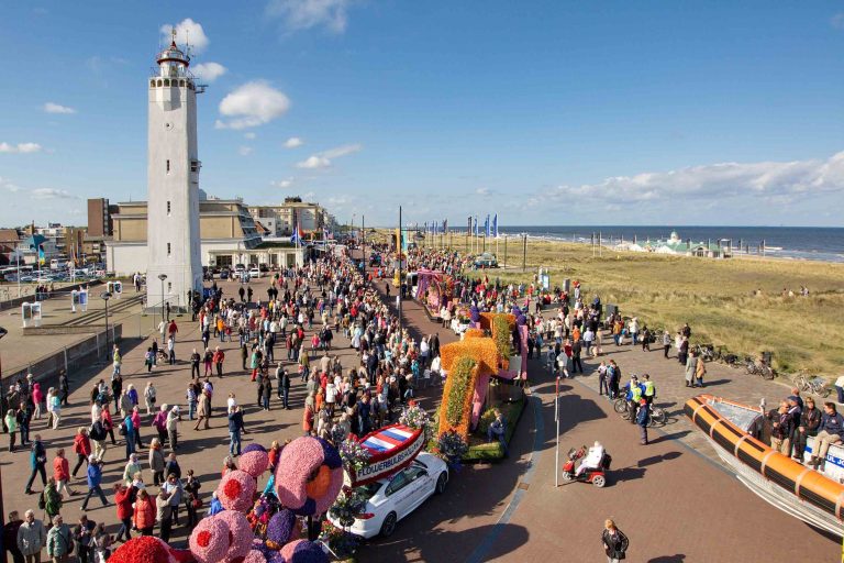 Blumenkorso-Wagen am Strand von Noordwijk